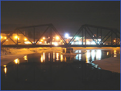 Triangles et reflets multicolores - Colourful train bridge by the night - LACHUTE.  Québec, Canada. 6 février 2008.