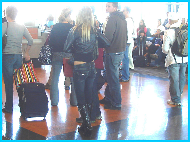 Jeune blonde sexy en Bottes de Dominatrice /Young sexy blond in Bossy Boots with a gorgeous bum in jeans- PET Montreal airport