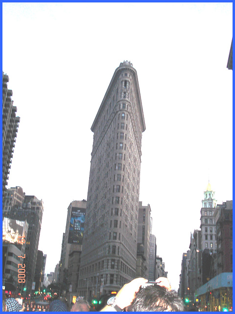 Édifice bizarre du second étage du BUS à touristes - Bizarre building from the double floor tourist BUS- NYC. USA. 19 Juillet 2008.