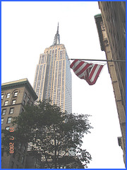 EMPIRE STATE BUILDING / Drapeau et gratte-ciel - Flag and skyscraper eyesight- New-York city- Juillet 2008