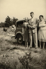 1953: meine Omas und mein Opa vor deren erstem Auto