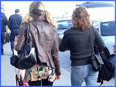 Blonde avec lulus et talons marteaux- Blond with pigtails and hammer heels- Aéroport de Montréal - 18 Octobre 2008