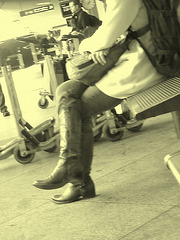 14h05 Readhead Lady in flat sexy boots - Copenhagen Kastrup airport  - 20-10-2008 - Photo ancienne  / Vintage