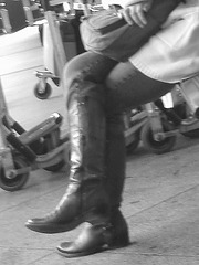 14h05 Readhead Lady in flat sexy boots - Copenhagen Kastrup airport  - 20-10-2008 -  B & W