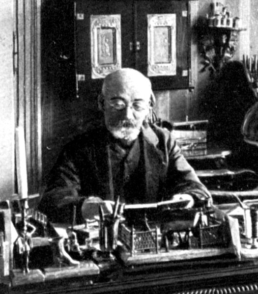 Zamenhof ĉe la skribtablo en 1910?