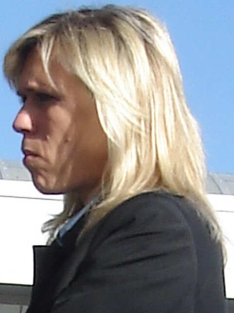 Hôtesse de l'air blonde en Talons Hauts Couperet / Smoking blonde flight attendant in chopper heels