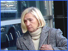 Dame blonde du bel âge en souliers plats / Blonde mature Lady on flats - Aéroport de Montréal- 18-10-08