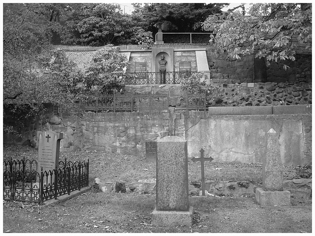 Helsingborg cemetery - Cimetière de Helsingborg- Sweden / Suède - The Olssons & Hanna / 22 octobre 2008 - Noir et blanc.