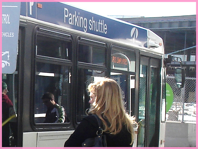 Shuffle Goddesses / Déesses de navette - PET Montreal airport - Blonde on the spot.