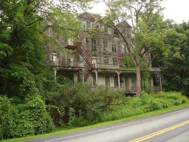 Living haunted mansion /Maison hantée et habitée