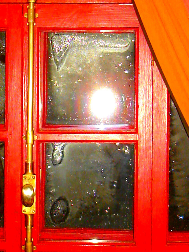 Clin de lumière sur chambre / Twinkling light on room - Abbaye de St-Benoit-du lac au Québec  - 7-02-2009  - Couleurs ravivées