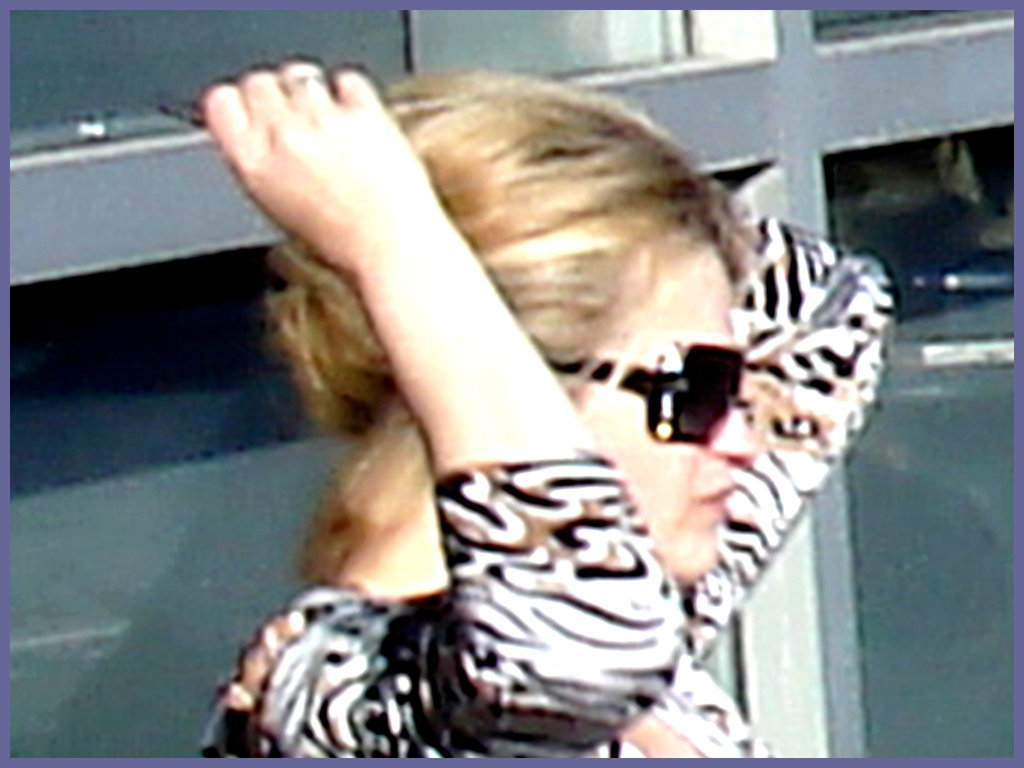 Blonde léopardienne en bottes à talons hauts et verres fumés-  Leopard blond mature with sunglasses and high-heeled Boots- Aéroport de Montréal PET- Montreal PET airport