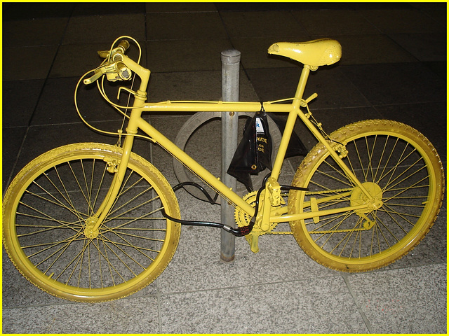 Yellow bike- Art ostentatoire du cycliste narcissique - With flash option