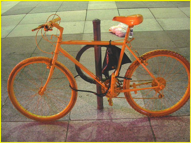 Yelloworange bike- Art ostentatoire du cycliste narcissique- flashless - Toronto, Canada. 1-07-2007.