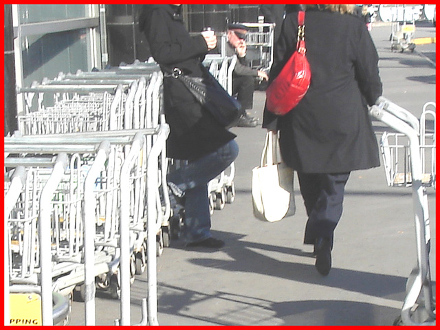 Bourse rouge et Talons marteaux- Red purse and hammer heels-  Montreal PET airport- Aéroport PET de Montréal.