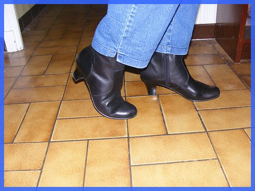 Bottes courtes à talons hauts avec jeans sur parquet de tuiles - Short high-heeled Boots on tiles floor