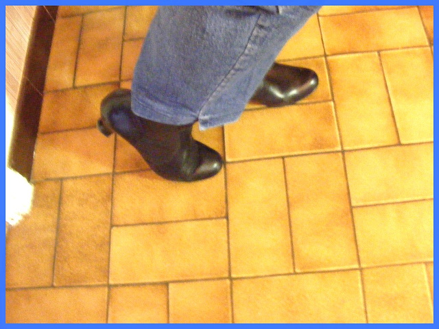 Bottes courtes à talons hauts avec jeans sur parquet de tuiles- Short high-heeled Boots on tiles floor- Mon amie Christiane avec / with permission.