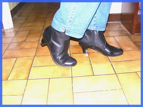 Bottes courtes à talons hauts avec jeans sur parquet de tuiles- Short high-heeled Boots on tiles floor- Mon amie Christiane avec / with permission.