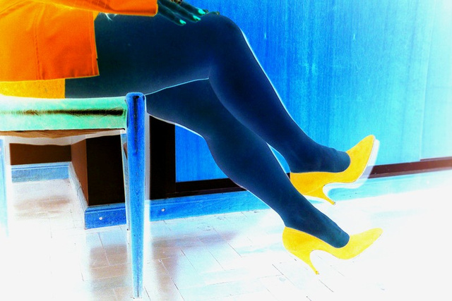 Lady Roxy  -  Hot legs and high heels - Jambes exquises et talons hauts -  En négatif / Negative artwotk