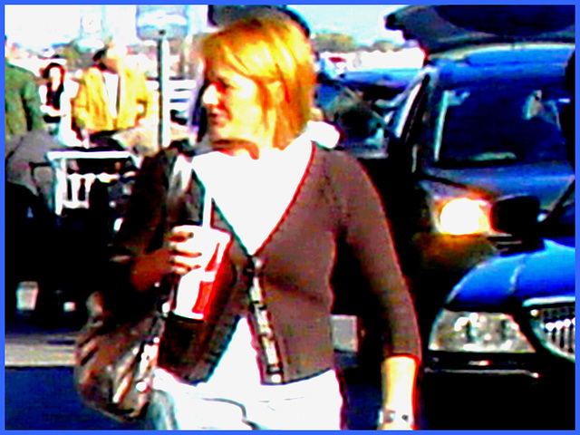 Chubby blond on flats -  Charmante blonde dodue en souliers plats- Aéroport de Montréal. - Photofiltre. 18 octobre 2008
