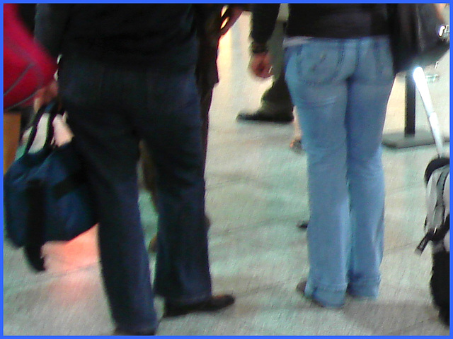 Belles fesses bombées en jeans- Rounded bum in jeans- Montreal airport / 18 octobre 2008