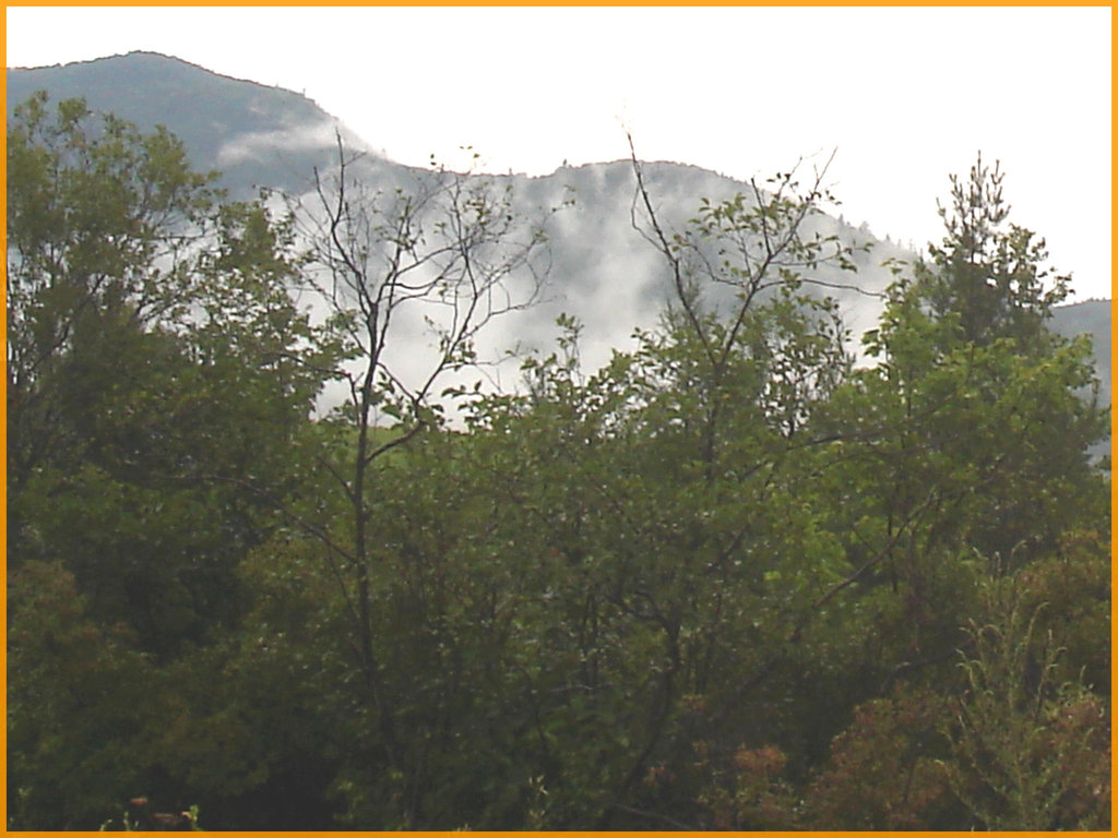 Green mountains clouds / Nuages de montagne - Road no-7