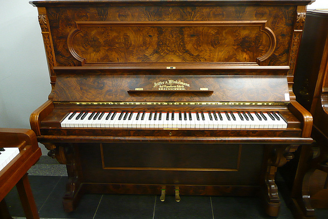 Schöne alte Flügel und Pianos