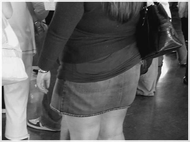 Hot chubbies with sexy footwears - Sexy duo de charmantes dodues bien chaussées - PET Montreal airport.- Black and white- Denim miniskirt.