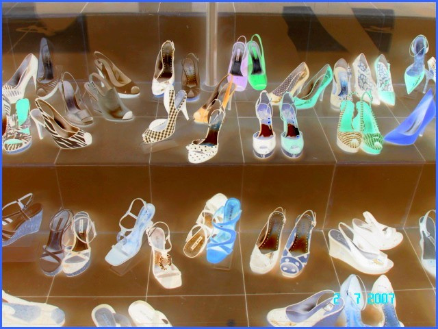 Lèche-vitrine podoérotique haut en couleur -  Window store shoes display  - Photofiltre en négatif- Toronto, Canada