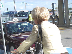 Dame blonde d'âge mûr en Bottes sexy et son chauffeur- Blond mature in sexy boots with her private driver-Montreal PET airport- Aéroport PET de Montréal.