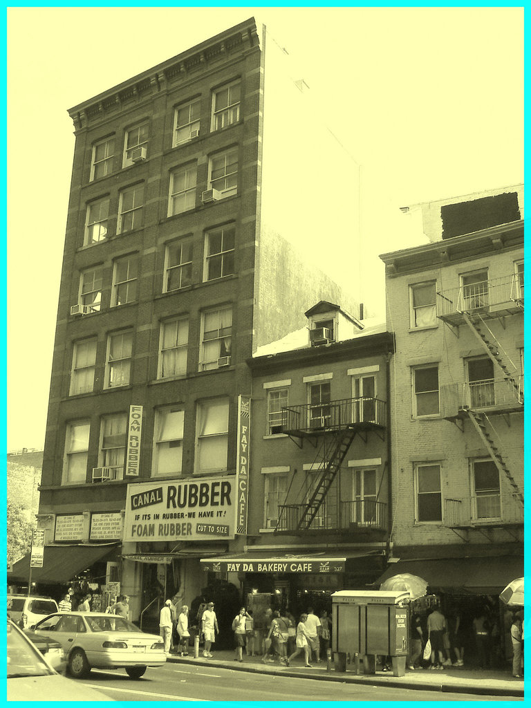 Rubbery scenery- Décor caoutchouteux- À l'ancienne. Vintage style- Canal street - NYC.