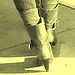 Divinité blonde en jeans et bottes à talons hauts avec boucles - Gorgeous blond Divinity in jeans and high heeled buckled boots - PET Montreal airport. 18 octobre 2008.