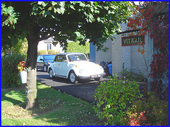 Vitrail & Volks beatle décapotable - Stained-glass window & convertible Volkswagen Beatle. Dans ma ville  /  Hometown.