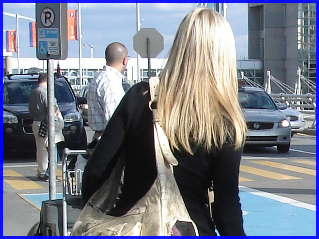 Divinité blonde en jeans et bottes à talons hauts avec boucles - Gorgeous blond Divinity in jeans and high heeled buckled boots- PET Montreal airport.
