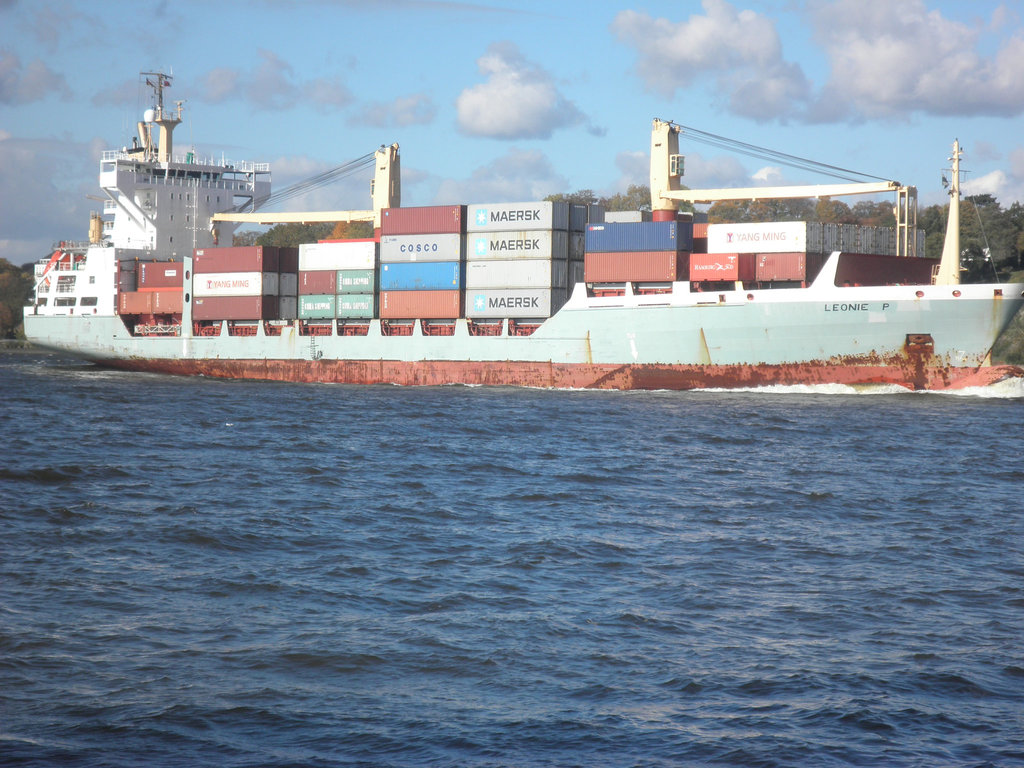 Containerschiff   LEONIE  P