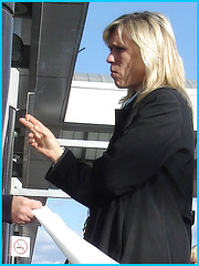 Hôtesse de l'air avec cigarette en main - Flight attendant with a cigarette in hand