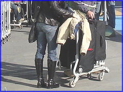 Dame du bel Âge en Bottes SS et manteau de cuir- Mature Lady in SS boots style and short leather coat- Montreal airport- October 18th 2008