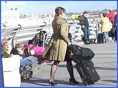 Belle rousse en talons hauts avec des jambes de Déesse - Redhead Lady in high heels with hot calves- Montreal PET Airport - Aéroport de Montréal.