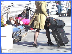 Belle rousse en talons hauts avec des jambes de Déesse - Redhead Lady in high heels with hot calves- Montreal PET Airport - Aéroport de Montréal.