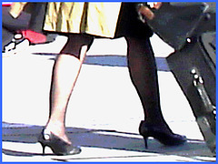 Belle rousse en talons hauts avec des jambes de Déesse - Redhead Lady in high heels with hot calves- Montreal PET Airport - Aéroport de Montréal - Photofiltre création.