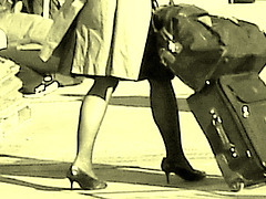 Belle rousse en talons hauts avec des jambes de Déesse - Redhead Lady in high heels with hot calves- Montreal PET Airport - Aéroport de Montréal - Photo à l'ancienne.