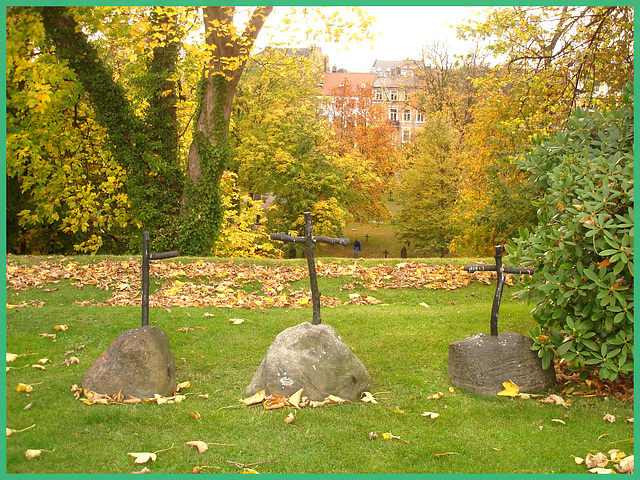 Helsingborg's cemetery - Cimetière de Helsingborg-  Sweden / Suède - Croix modestes sur roche / Modest crosses on rocks / 22 octobre 2008.