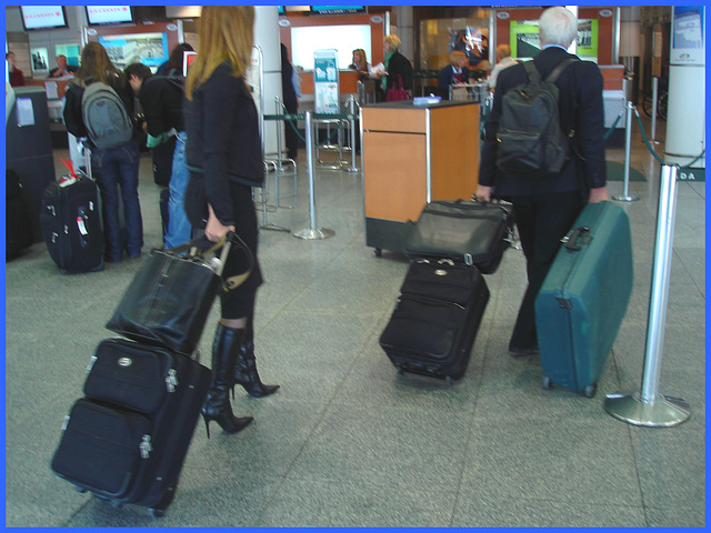 Très séduisante Dame mature en Bottes de Dominatrice - Mature Lady in tremendous Dominatrix Boots- PET Montreal airport