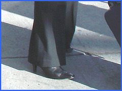 Aguichante et grande Dame mature en bottes à talons hauts - Tall ravishing mature in high-heeled Boots - PET Montreal airport.