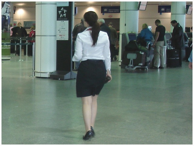 Pony tail Lady in black pumps with sexy legs - Déesse aéroportuaire en escarpins noirs - Pet Montreal airport.