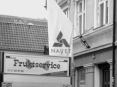 Navet sur drapeau / Frutkservice & Navet scenery  -  Helsingborg / Sweden - Suède.   22 octobre 2008 -  Noir et blanc
