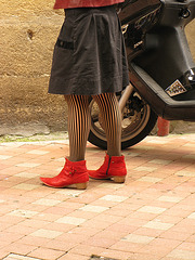 Photographe : Marie / Endroit: Dans les alentours de Bordeaux / France - La Dame aux bas zébrés et bottes courtes à talons trapus / Scooter and sexy outfit.