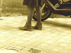Photographe : Marie /  Endroit: Dans les alentours de Bordeaux - Avec permission -  - La Dame aux bas zébrés et bottes courtes à talons trapus- Sepia