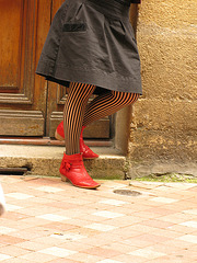 Photographe : Marie /  Endroit: Dans les alentours de Bordeaux - Avec permission - - La Dame aux bas zébrés et bottes courtes à talons trapus .