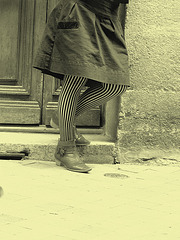 Photographe : Marie /  Endroit: Dans les alentours de Bordeaux - Avec permission - - La Dame aux bas zébrés et bottes courtes à talons trapus - Vintage